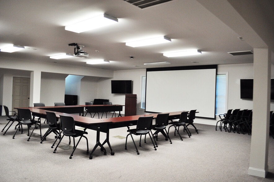 More Photos Of 333 E Russell St, Fayetteville Office For Lease