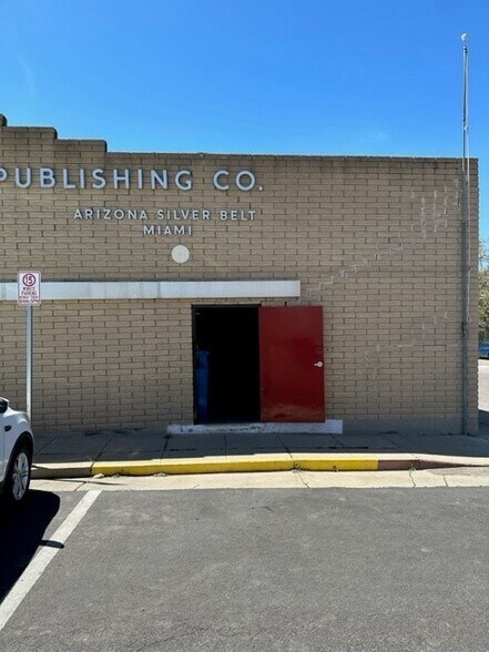 More Photos Of 298 N Pine St, Globe Light Distribution For Sale