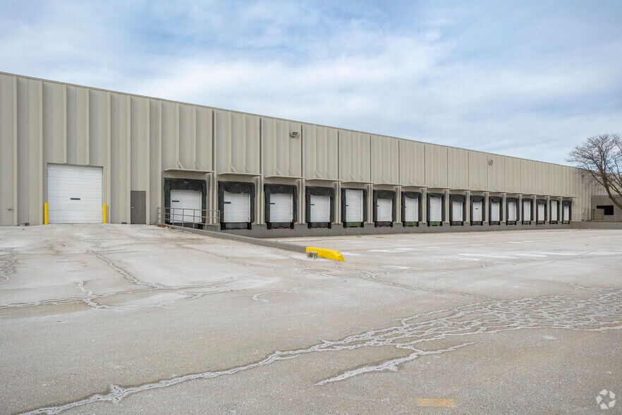 More Photos Of 6220 W 73rd St, Bedford Park Warehouse For Lease