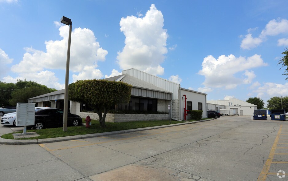 More Photos Of 4951 E Adamo Dr, Tampa Showroom For Lease