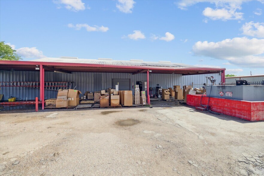 More Photos Of 615 Texas Ave, Webster Warehouse For Sale