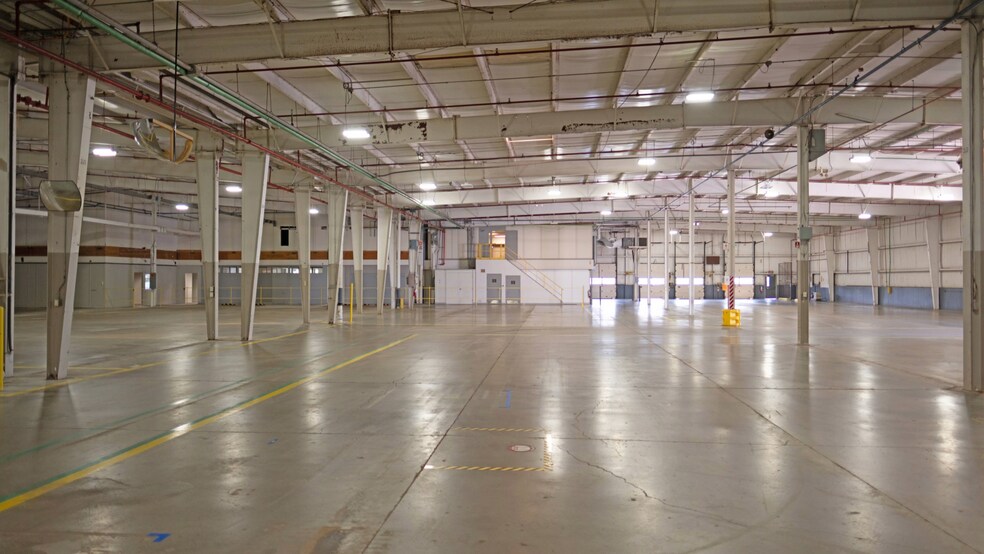 More Photos Of 13467 Quincy St, Holland Distribution For Lease