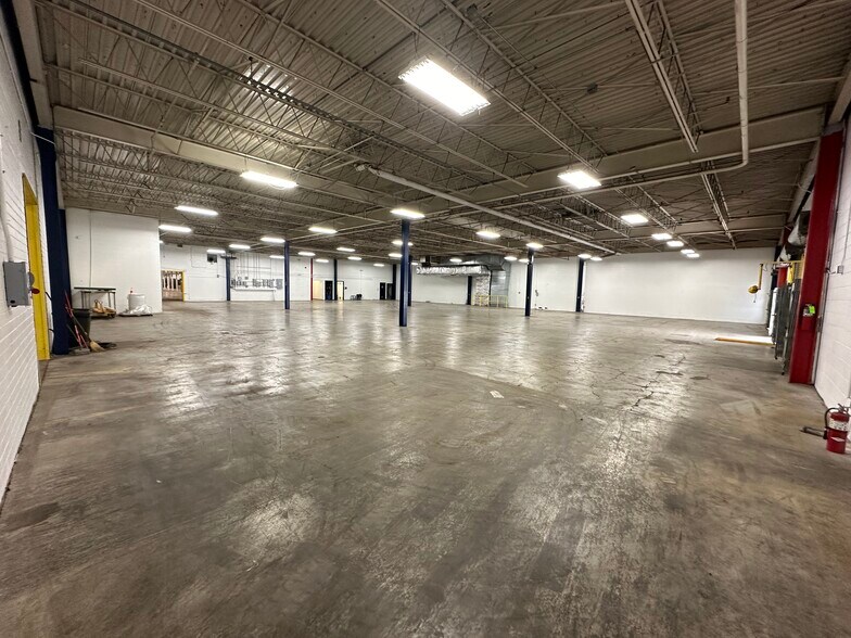 More Photos Of 425 N Gateway Ave, Rockwood Warehouse For Lease