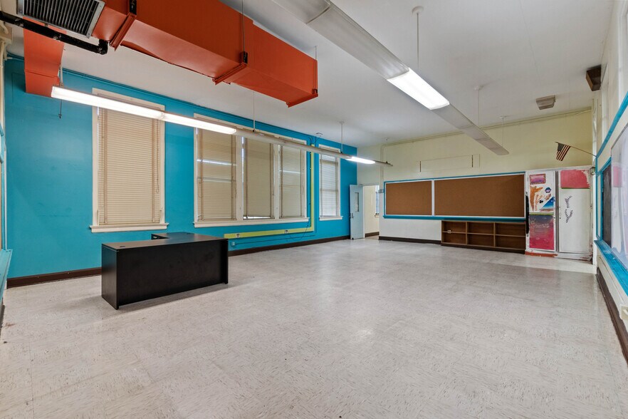 More Photos Of 5710 Wesconnett Blvd, Jacksonville Schools For Lease