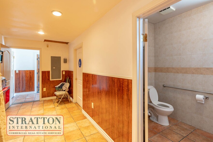 More Photos Of 23986 Pine St, Santa Clarita Religious Facility For Sale