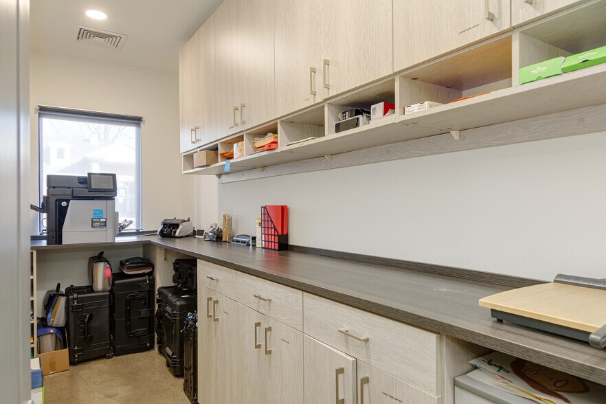 More Photos Of 400 Sugartree Ln, Franklin Office For Sale