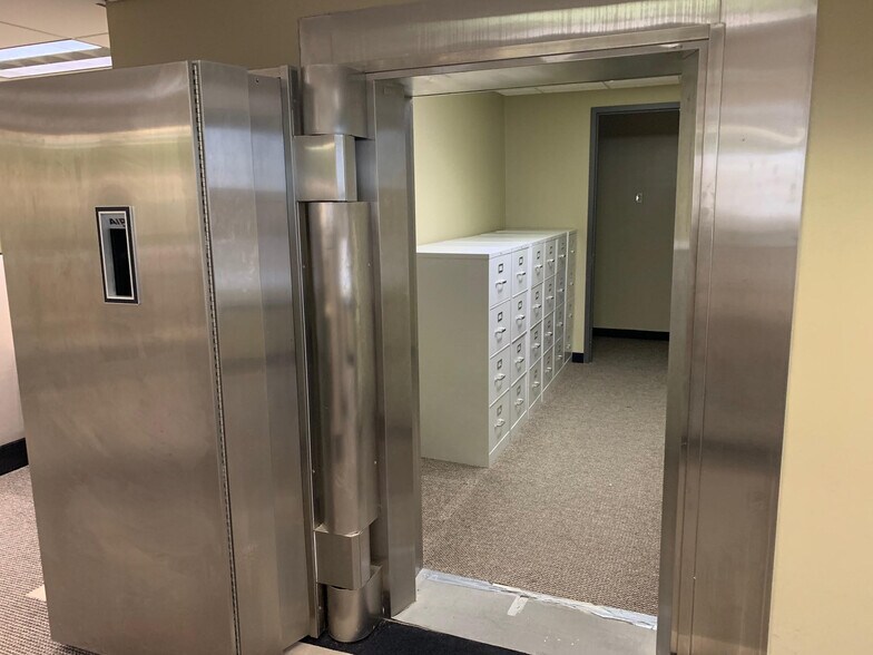 More Photos Of 21211 Haggerty Rd, Novi Bank For Lease