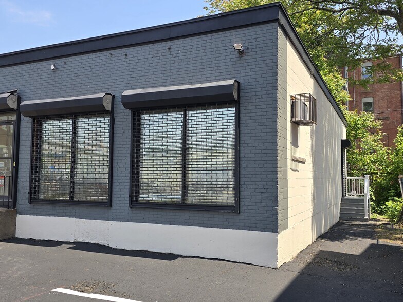 More Photos Of 54 Lawrence St, Hartford Freestanding For Sale