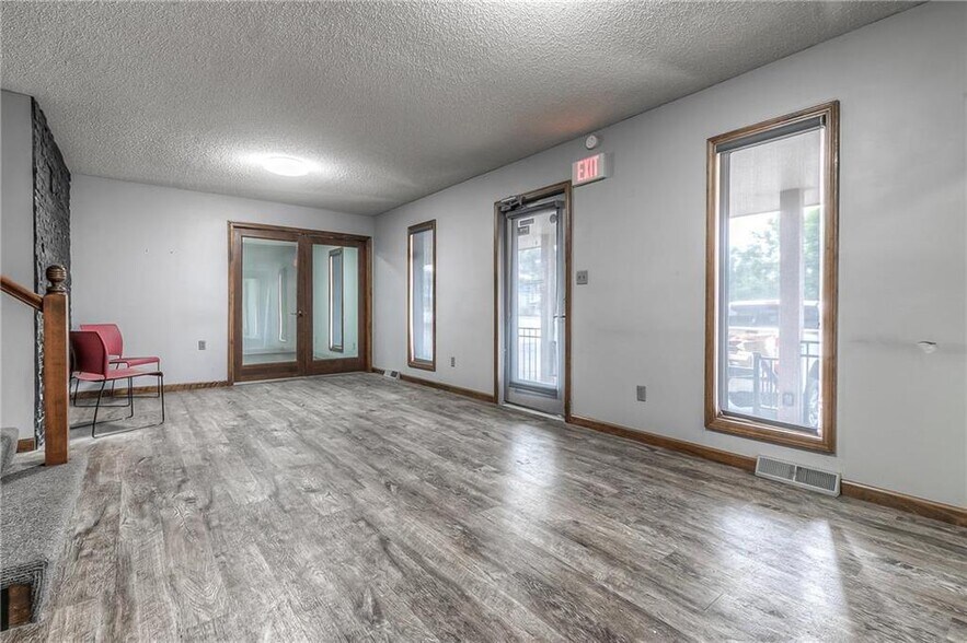 More Photos Of 4 W Monroe St, Buckner Office For Sale