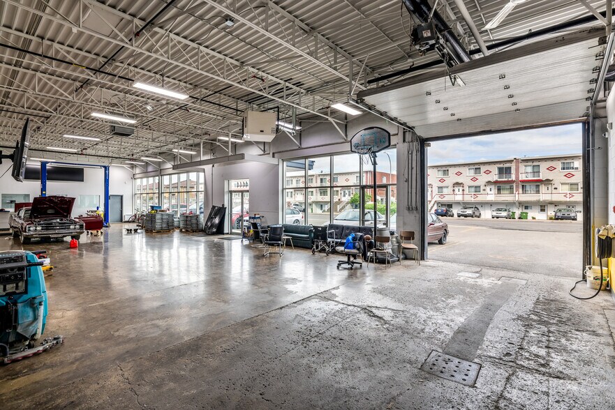 More Photos Of 4444 Rue Jarry E, Montréal Distribution For Sale