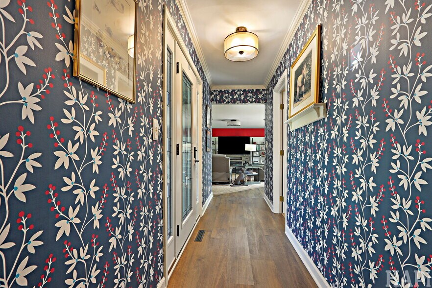 More Photos Of 4403 S Roberts Rd, Island Lake Veterinarian Kennel For Sale