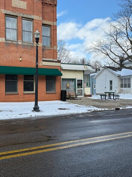 More Photos Of 108 E Bellevue St, Leslie Storefront For Sale