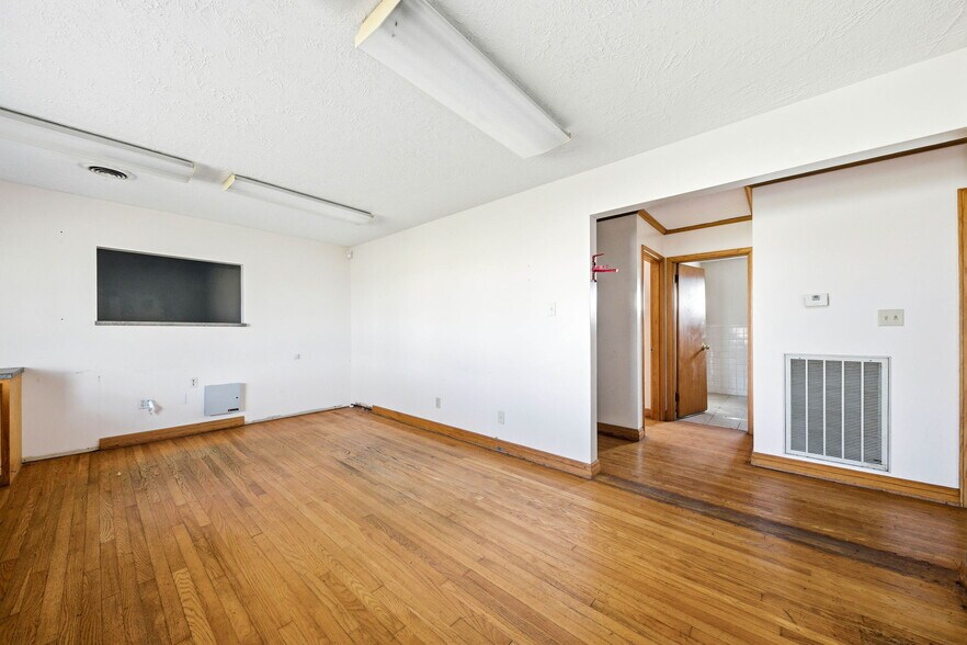 More Photos Of 803 E Broadway Blvd, Jefferson City Warehouse For Sale