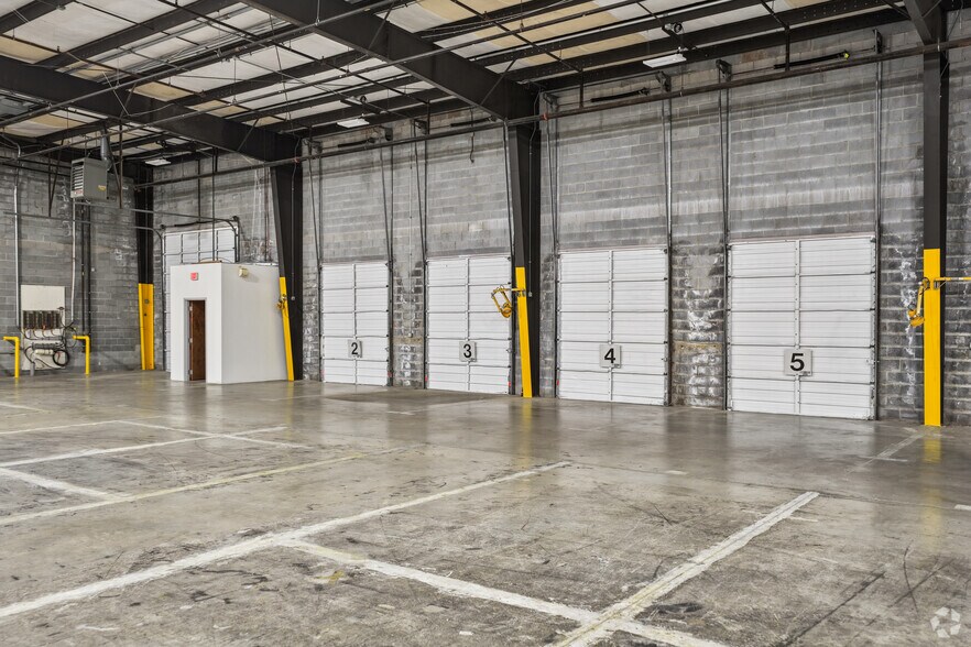 More Photos Of 6348 Burnt Poplar Rd, Greensboro Warehouse For Lease