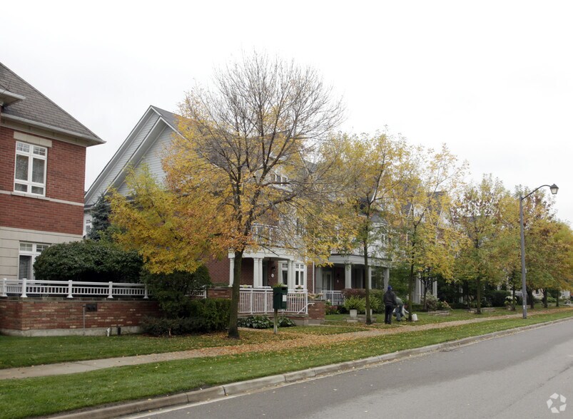 More Photos Of 165 Lakeshore Rd E, Mississauga Apartments For Lease