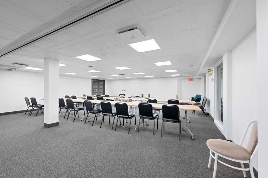 More Photos Of 190 Rue Deragon, Granby Office For Sale