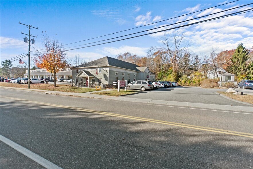 More Photos Of 13 N Main St, East Hampton Showroom For Sale