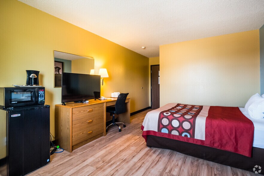 More Photos Of 1610 Cedar St, Raton Hotel For Sale