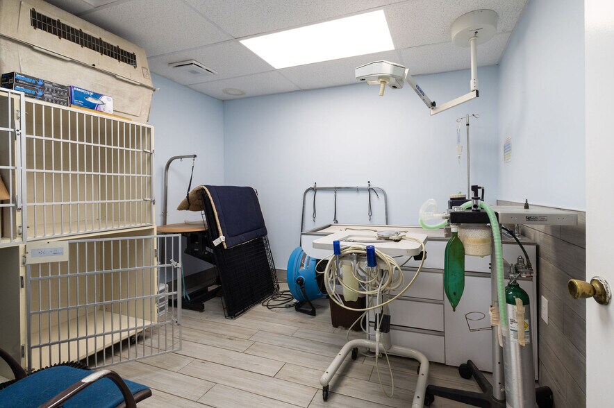 More Photos Of 5617 Dorchester Rd, North Charleston Veterinarian Kennel For Lease