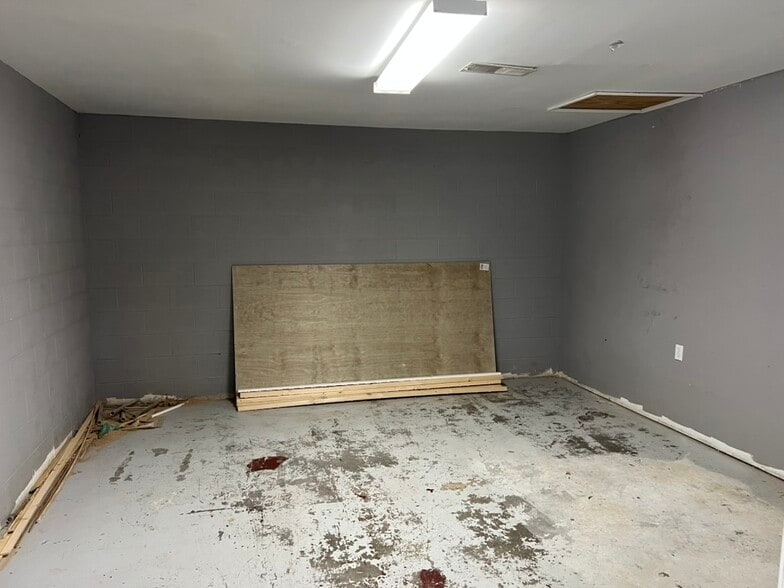 More Photos Of 2301 Crutchfield St, Chattanooga General Retail For Sale