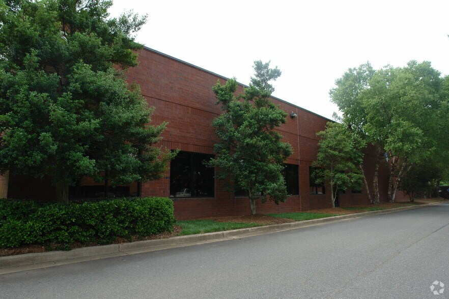 More Photos Of 9771 Southern Pine Blvd, Charlotte Flex For Lease