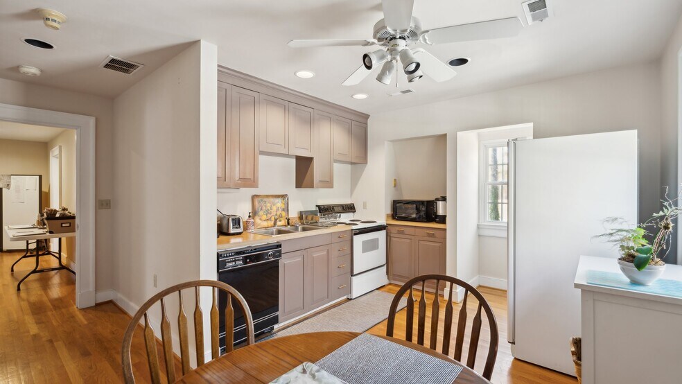 More Photos Of 5309 S Seminole Trl, Madison Storefront For Sale