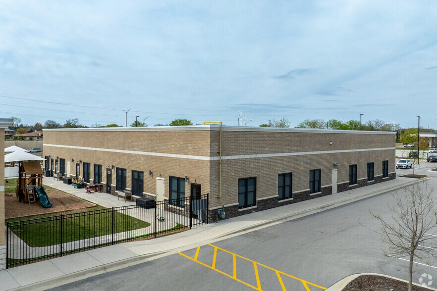 More Photos Of 1755 W 22nd St, Oak Brook General Retail For Lease