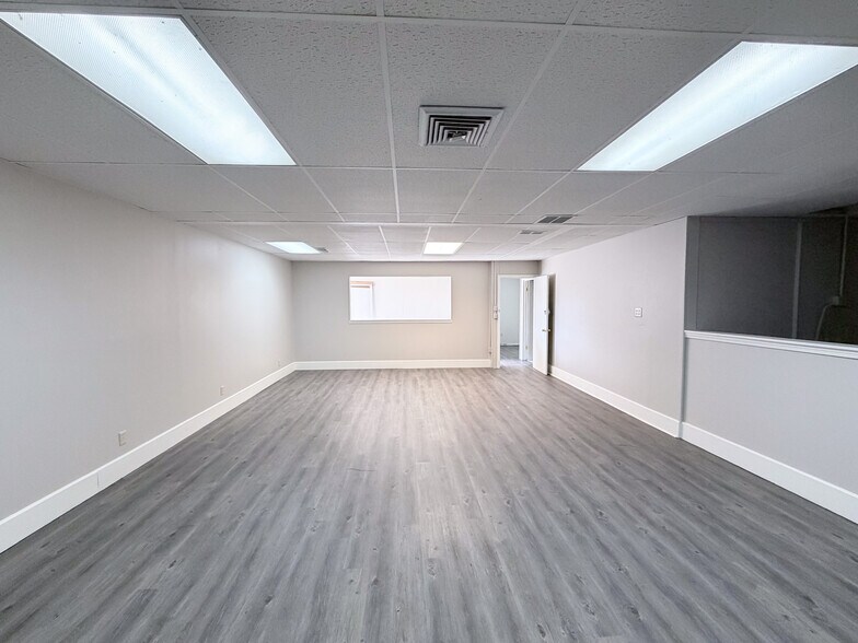 More Photos Of 511-513 W Rhapsody Dr, San Antonio Service For Lease