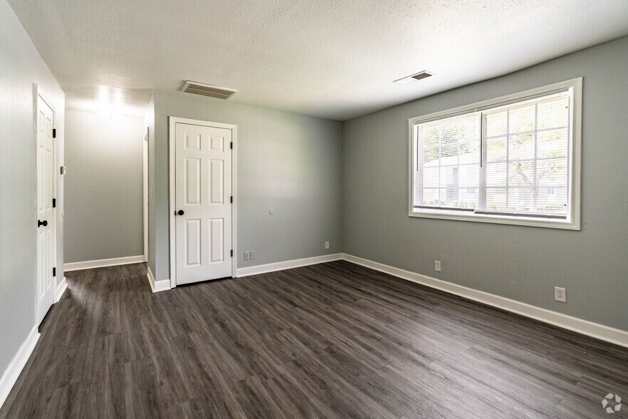 More Photos Of 1351 Avondale Dr, Clarksville Apartments For Sale