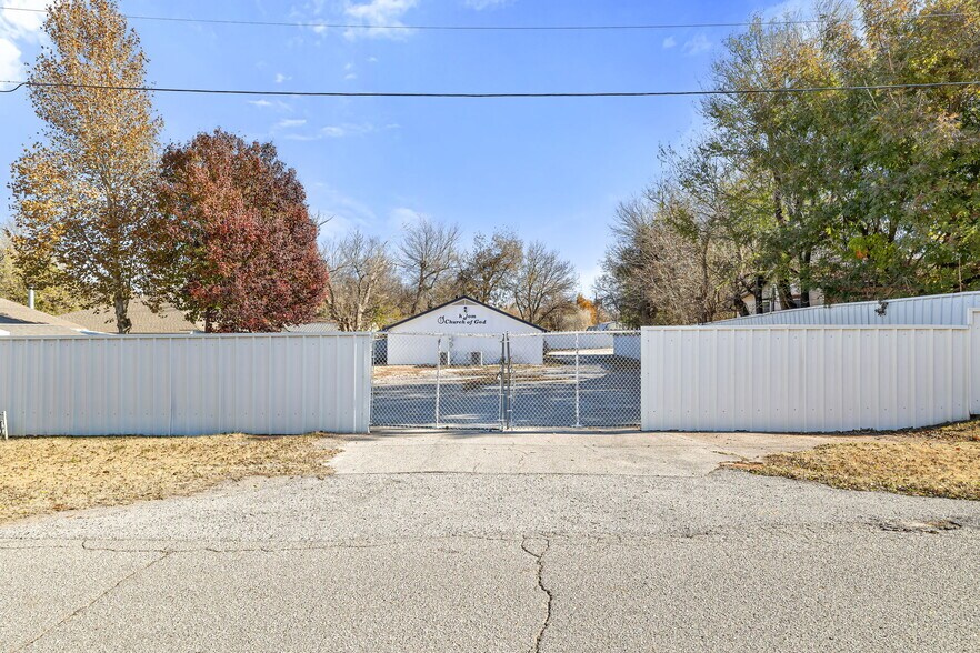 More Photos Of 115 N 8th St, Yukon Religious Facility For Sale