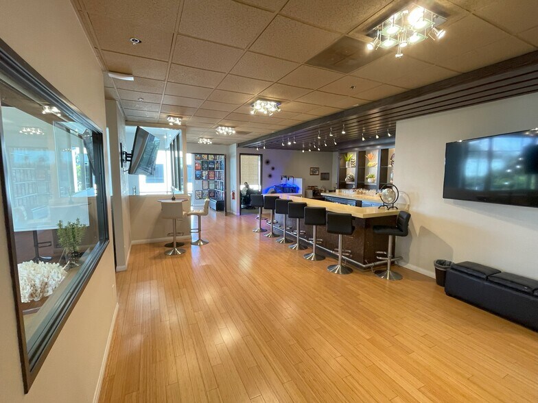 More Photos Of 26012 Pala, Mission Viejo Showroom For Lease