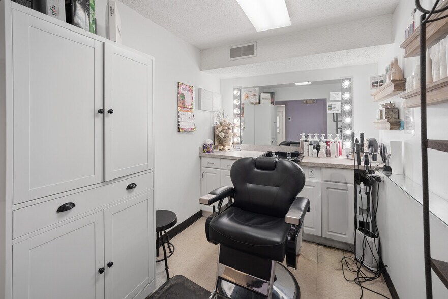 More Photos Of 4680 Dixie Hwy, Waterford Freestanding For Sale