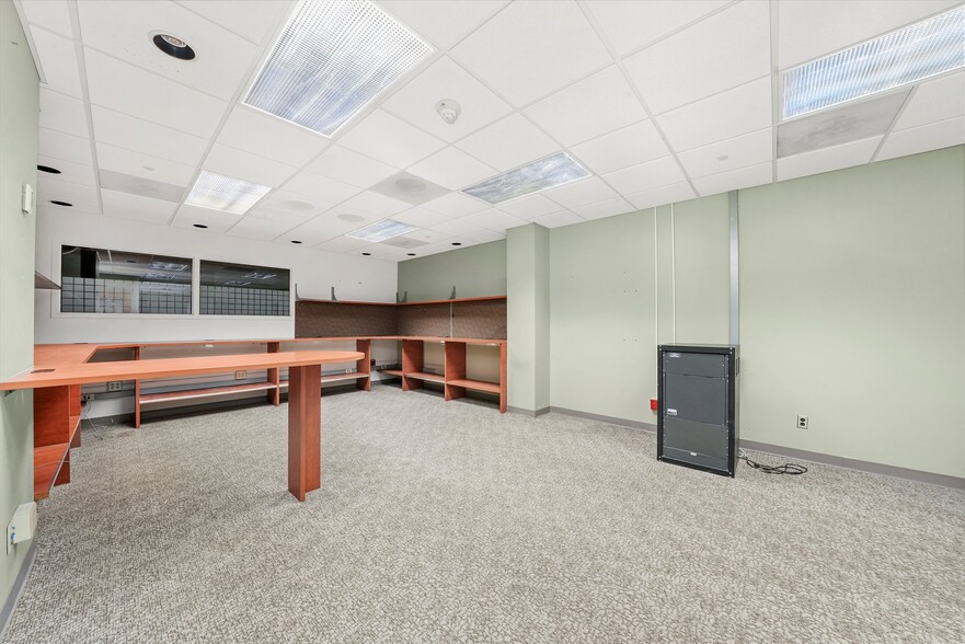 More Photos Of 2400 N Rockton Ave, Rockford Hospital For Lease