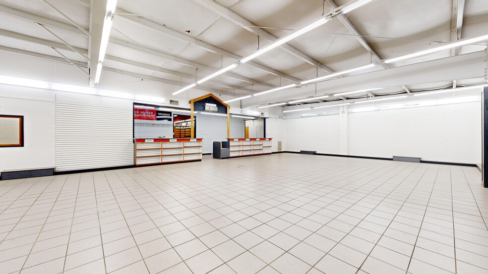 More Photos Of 5250 Veterans Pky, Columbus Flex For Lease