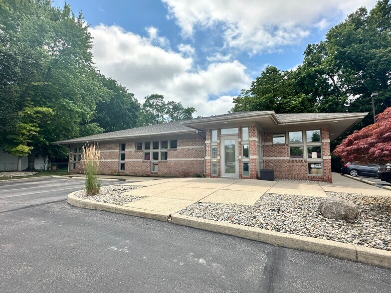 Primary Photo Of 126 Herrick Park Dr, Tecumseh Medical For Sale