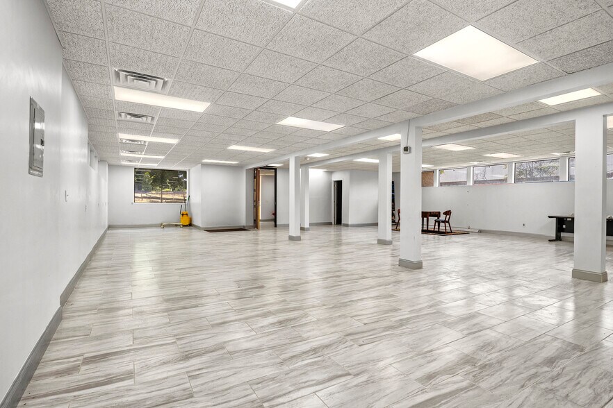 More Photos Of 24724 Lahser Rd, Southfield Office For Sale