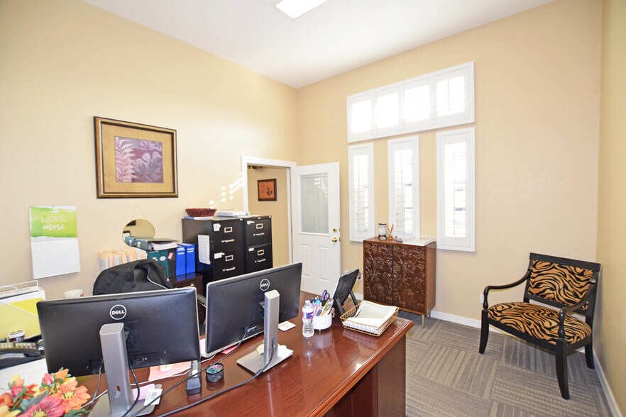 More Photos Of 327 SE Loop 338, Odessa Flex For Lease