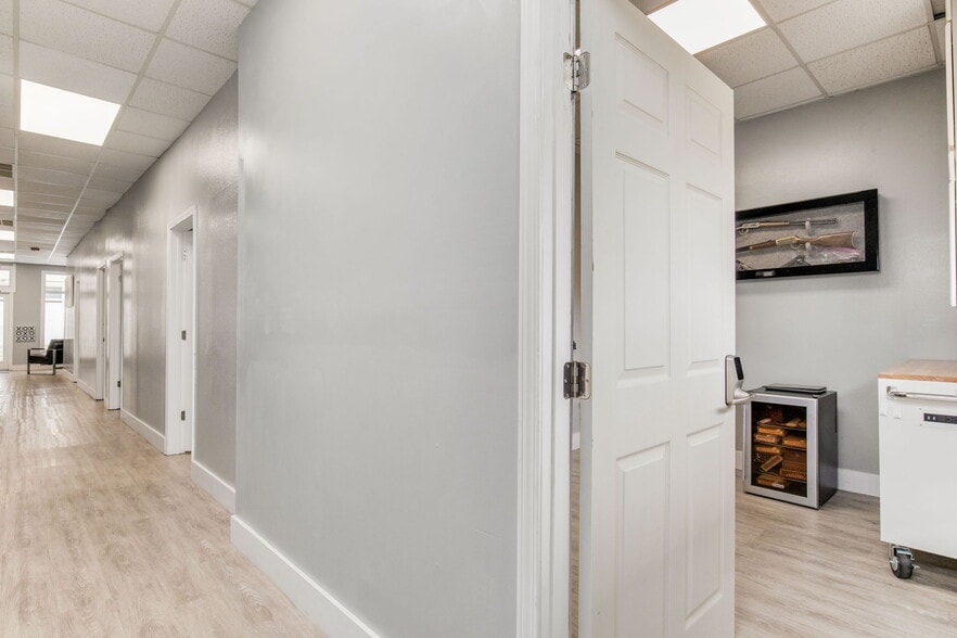 More Photos Of 913 Gulf Breeze Pky, Gulf Breeze General Retail For Sale