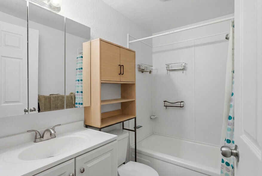 More Photos Of 22659 Pacific Hwy S, Des Moines Flex For Sale