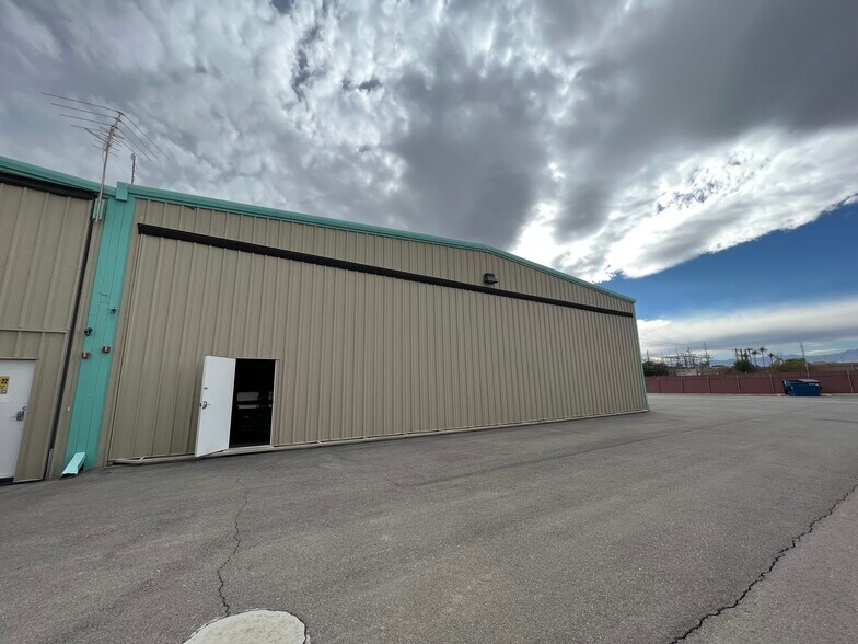 More Photos Of 2730 Airport Dr, North Las Vegas Airplane Hangar For Sale