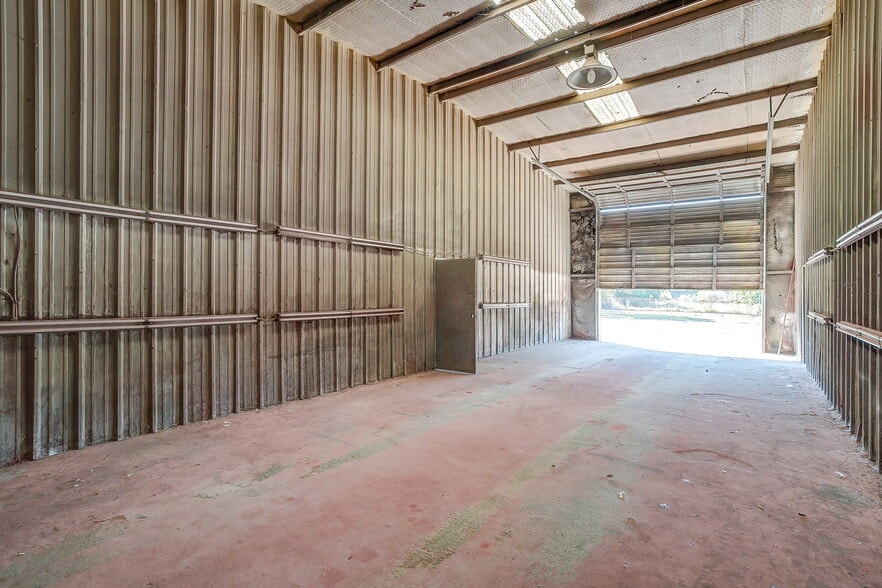 More Photos Of 3545 N Main St, Cleburne Industrial For Lease