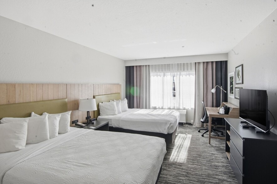 More Photos Of 224 S Mikes Pike, Flagstaff Hotel For Sale