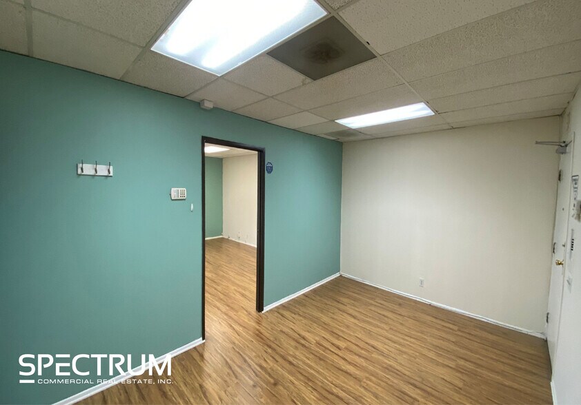 More Photos Of 20951-20963 Devonshire St, Chatsworth Office For Lease