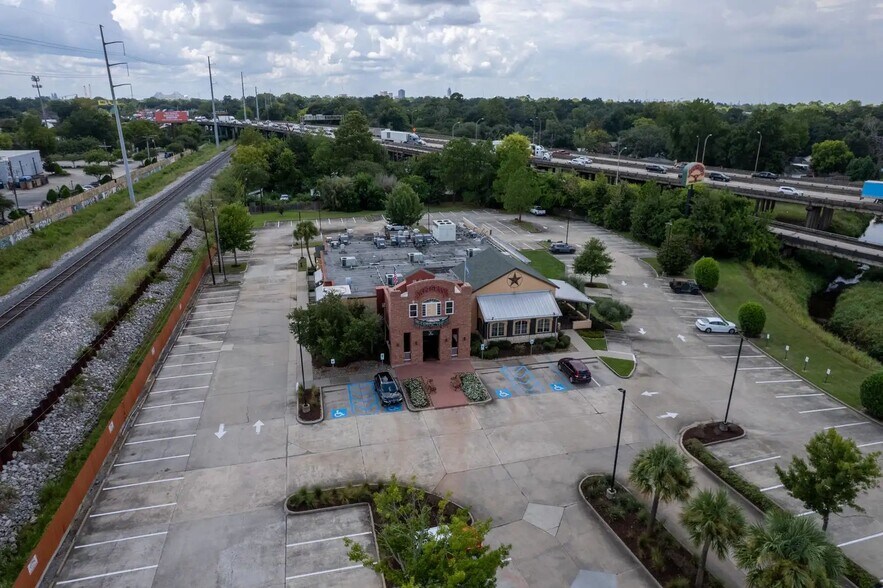 More Photos Of 2450 S Acadian Thruway, Baton Rouge Restaurant For Sale