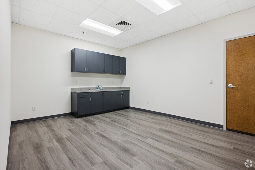 More Photos Of 6348 Burnt Poplar Rd, Greensboro Warehouse For Lease
