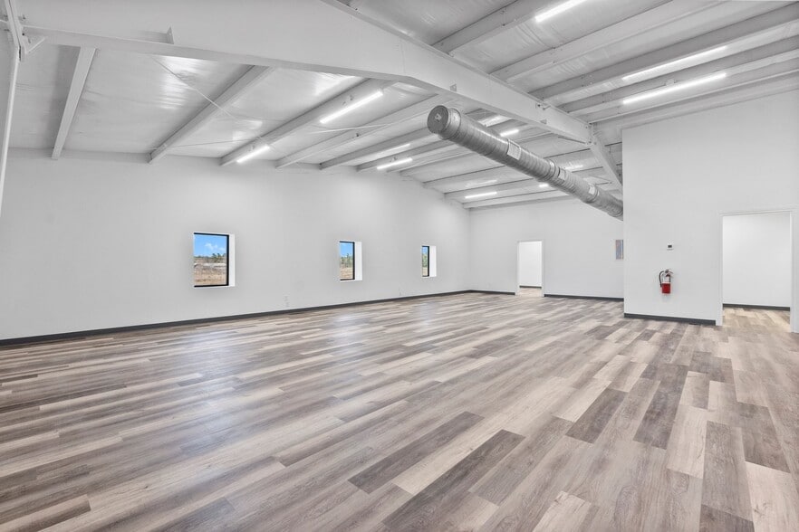 More Photos Of 11002 Sleepy Hollow Rd, Conroe Warehouse For Lease