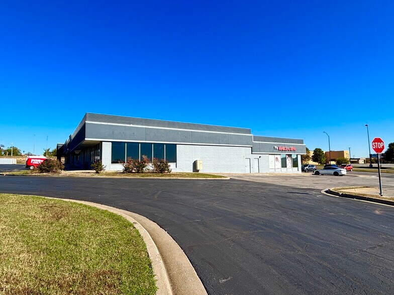 More Photos Of 18675 E 39th St, Independence Unknown For Lease