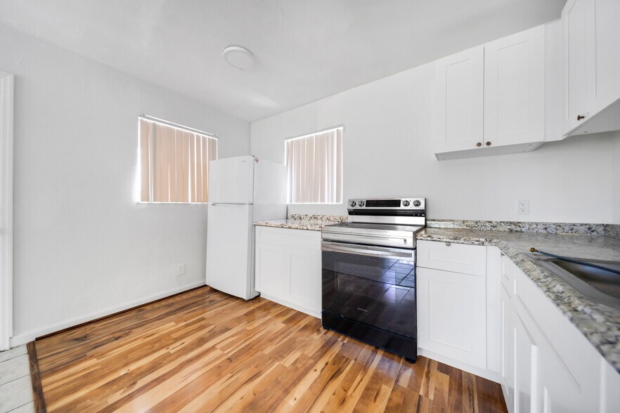 More Photos Of 1943-1947 Buchanan St, Hollywood Apartments For Sale