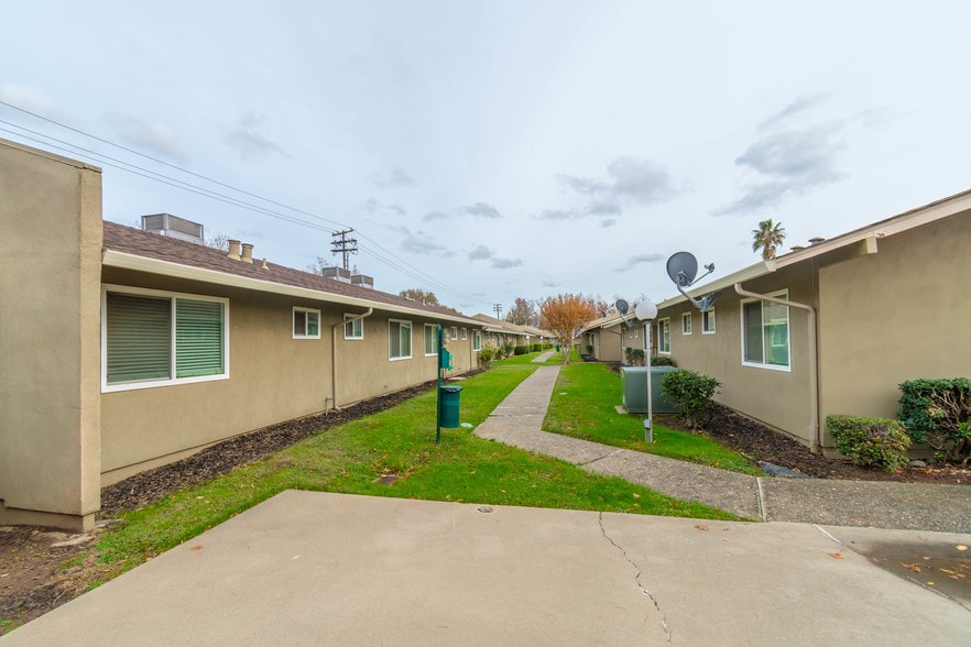 More Photos Of 6815 24th St, Sacramento Multifamily For Sale