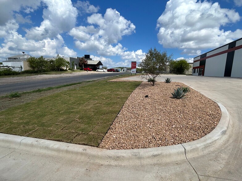 More Photos Of 8602 Lava Hill Rd, Austin Distribution For Lease